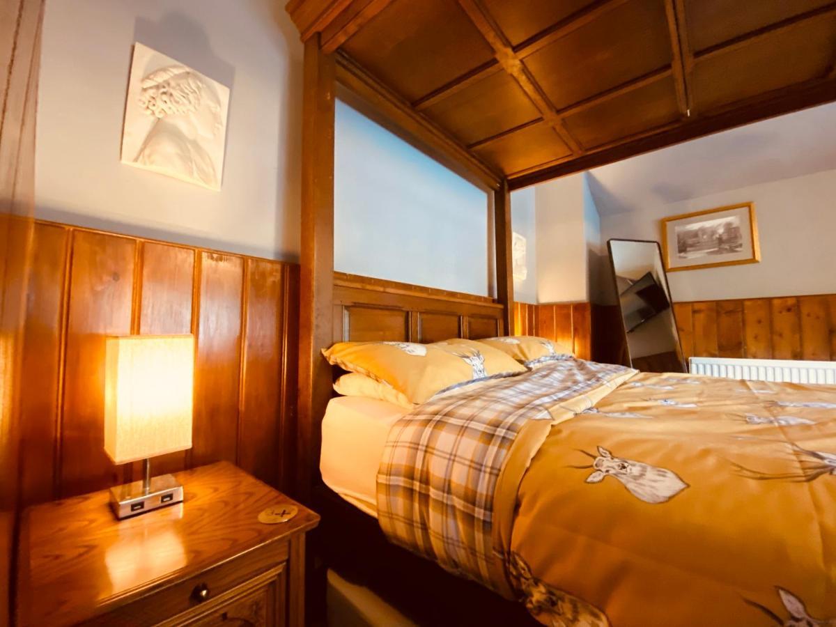The Swan Inn Midhurst Room photo