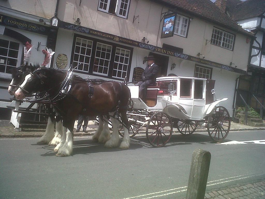 The Swan Inn Midhurst Exterior photo